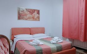 Wow Home - 175 mq - posteggio privato - davanti porto traghetti - fino a 10 posti letto